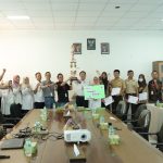 Pemberian Penghargaan Kepada Juara Lomba ALFAMIDI CLASS